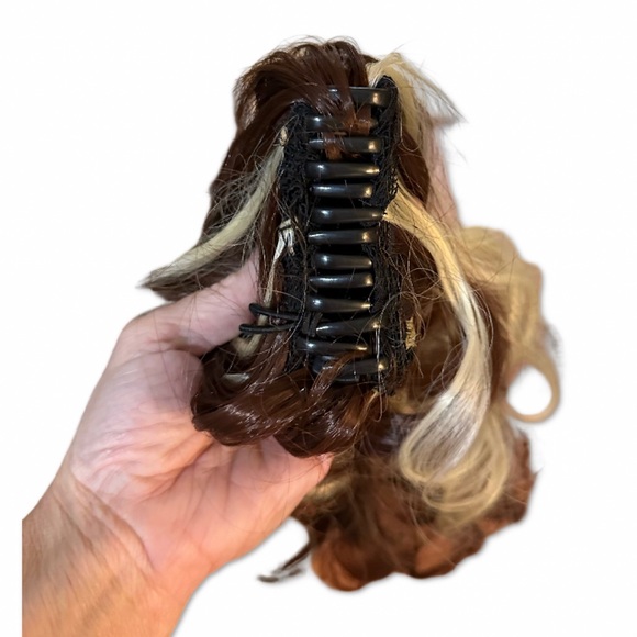 New Clip In Ponytail Brown and blonde. Sent wrong color never worn. - Picture 2 of 9